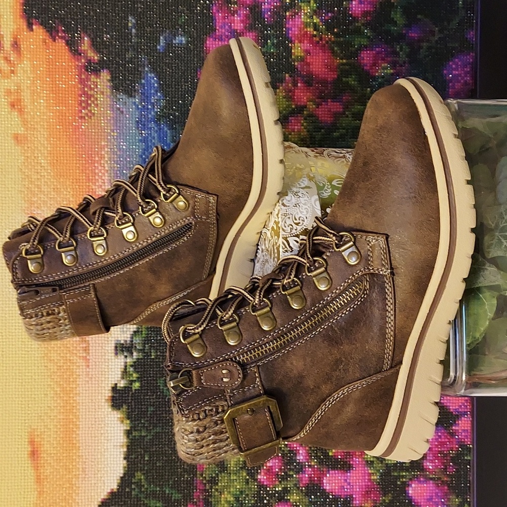 Womens Cliffs Hearty Lace-up Hiker Boot